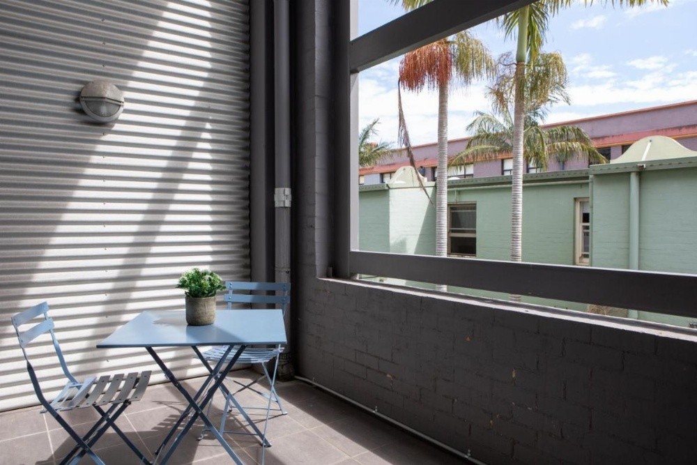 Central City Loft With Gym and Pool Image 10